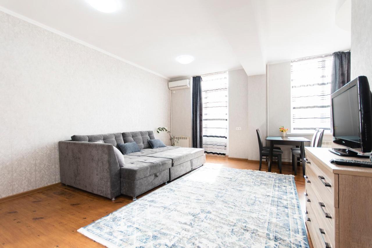 Comfortable Apartment In The Golden Square. Alma-Ata Buitenkant foto
