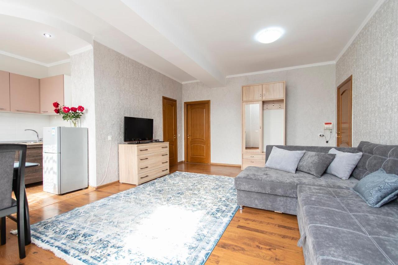 Comfortable Apartment In The Golden Square. Alma-Ata Buitenkant foto