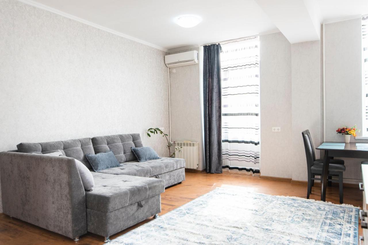 Comfortable Apartment In The Golden Square. Alma-Ata Buitenkant foto